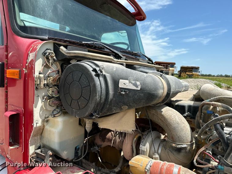 image for item ML9098 2003 International 9400i  semi truck