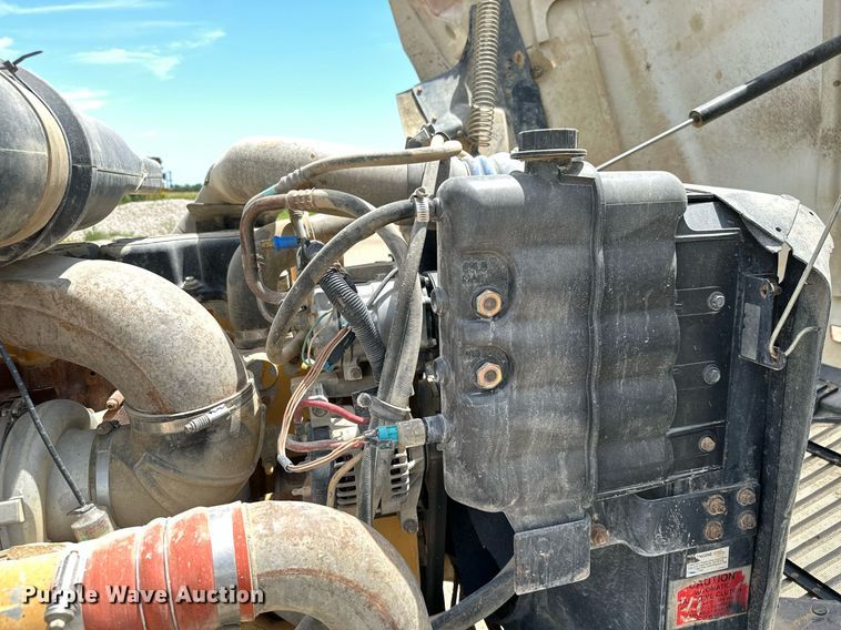 image for item ML9098 2003 International 9400i  semi truck