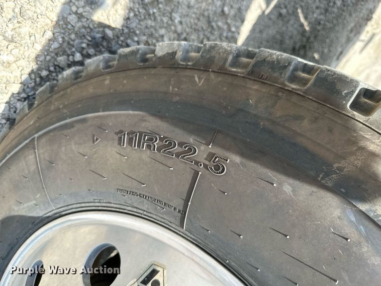 image for item ML9098 2003 International 9400i  semi truck