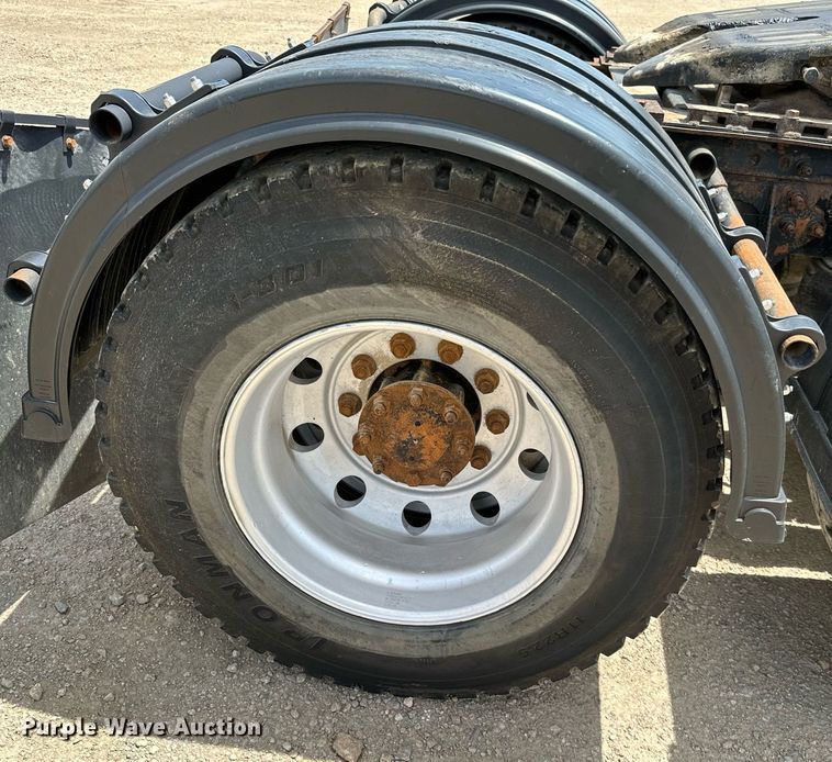 image for item ML9098 2003 International 9400i  semi truck