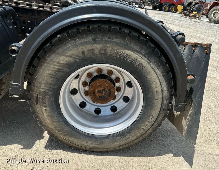 image for item ML9098 2003 International 9400i  semi truck