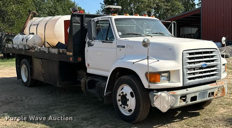 image for item ML9107 1997 Ford F800  flatbed truck