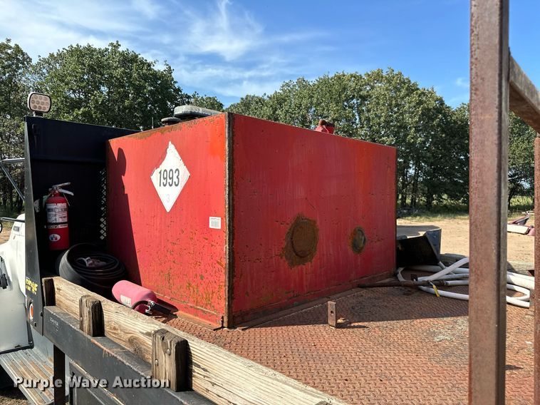 image for item ML9107 1997 Ford F800  flatbed truck