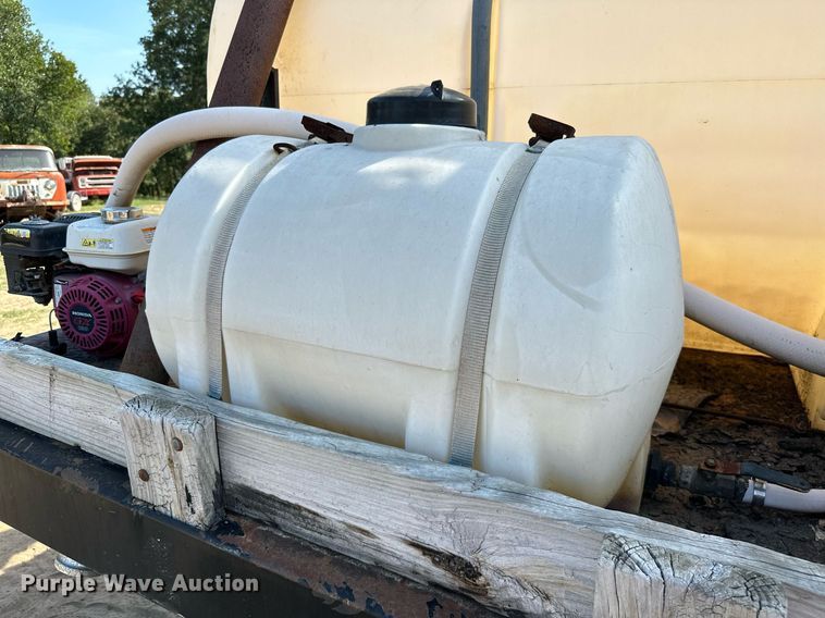 image for item ML9107 1997 Ford F800  flatbed truck