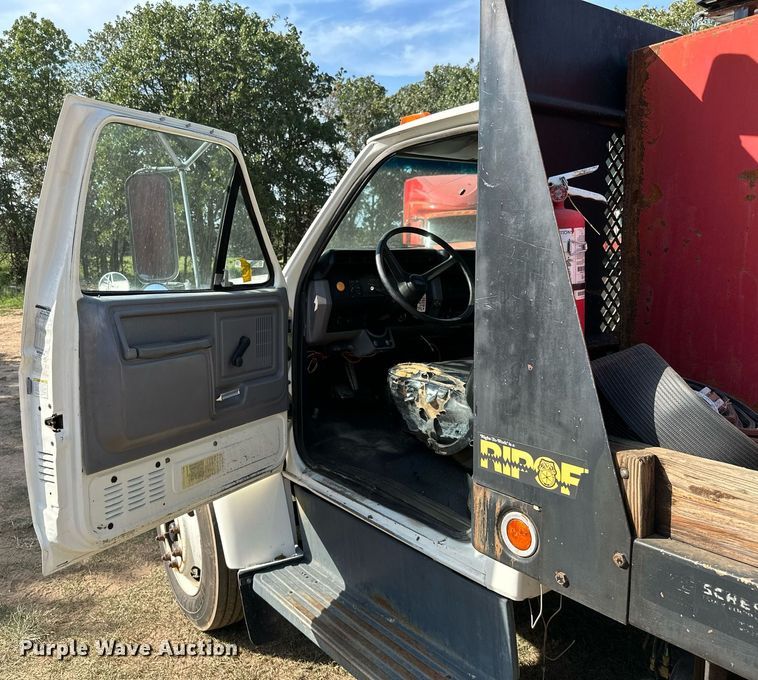 image for item ML9107 1997 Ford F800  flatbed truck