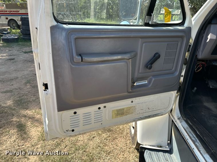 image for item ML9107 1997 Ford F800  flatbed truck