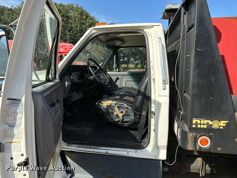 image for item ML9107 1997 Ford F800  flatbed truck