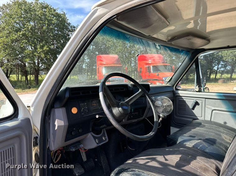 image for item ML9107 1997 Ford F800  flatbed truck