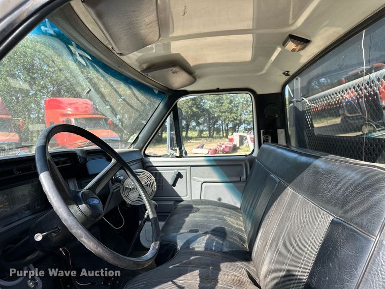 image for item ML9107 1997 Ford F800  flatbed truck