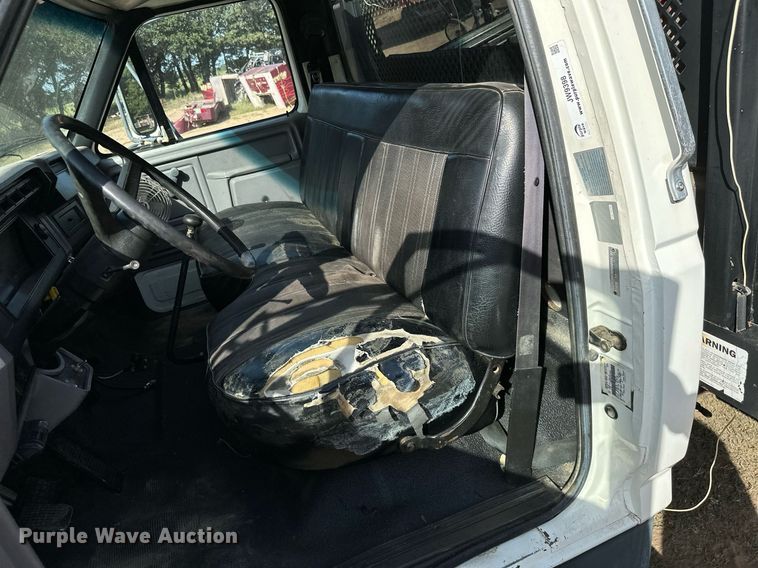 image for item ML9107 1997 Ford F800  flatbed truck