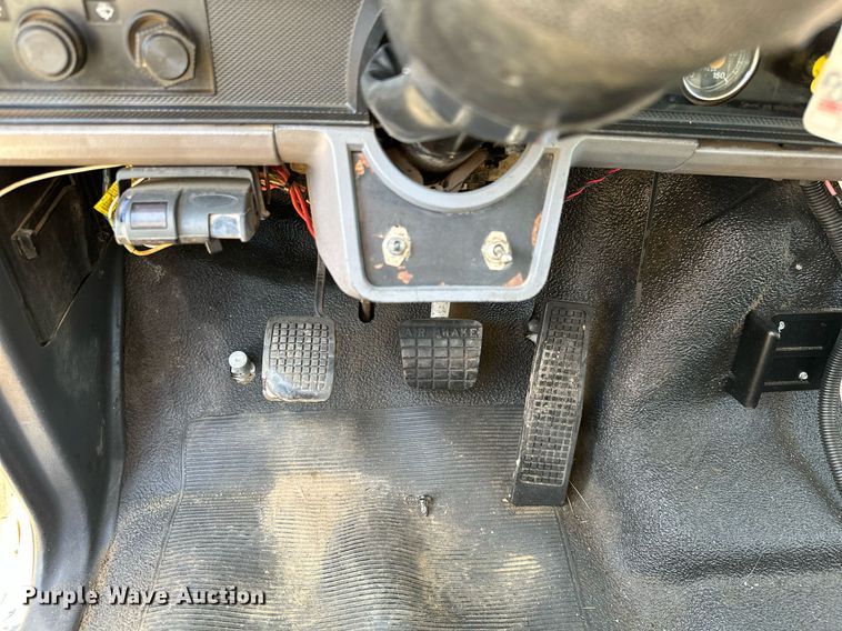 image for item ML9107 1997 Ford F800  flatbed truck