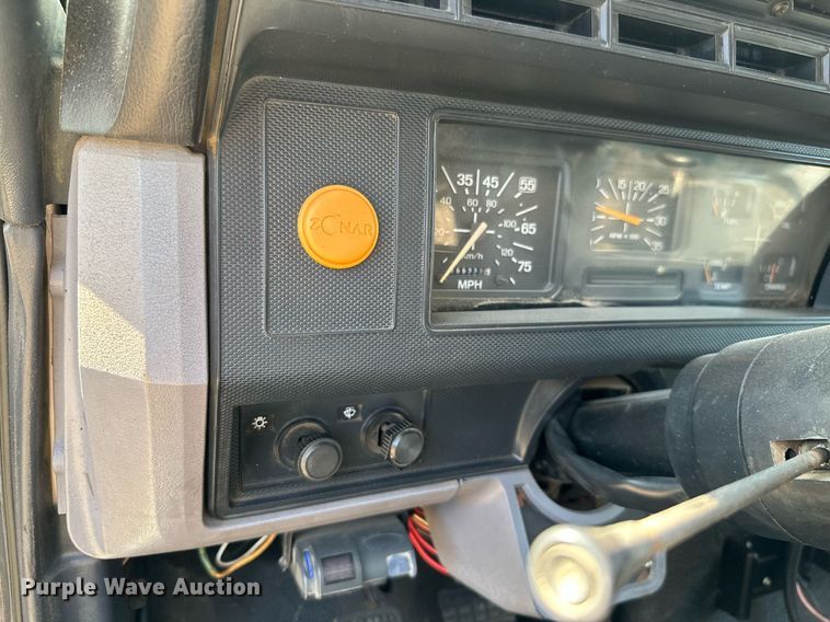 image for item ML9107 1997 Ford F800  flatbed truck