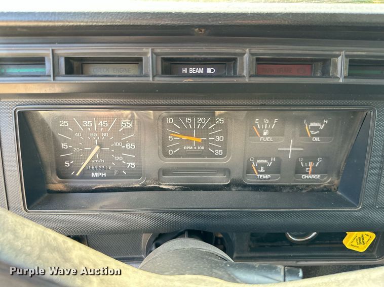 image for item ML9107 1997 Ford F800  flatbed truck