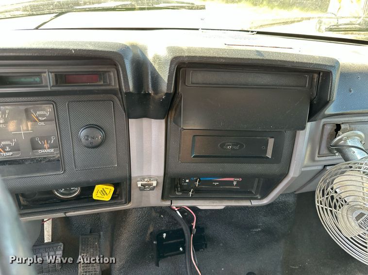 image for item ML9107 1997 Ford F800  flatbed truck