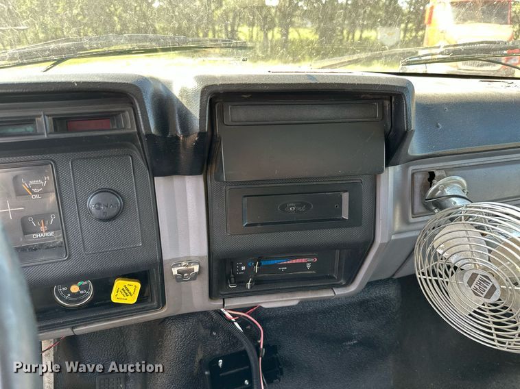 image for item ML9107 1997 Ford F800  flatbed truck