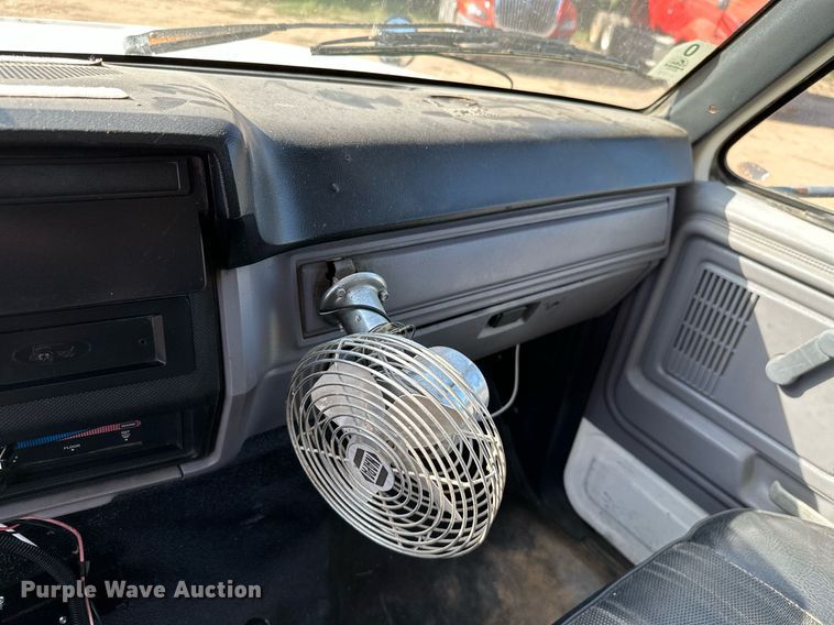 image for item ML9107 1997 Ford F800  flatbed truck