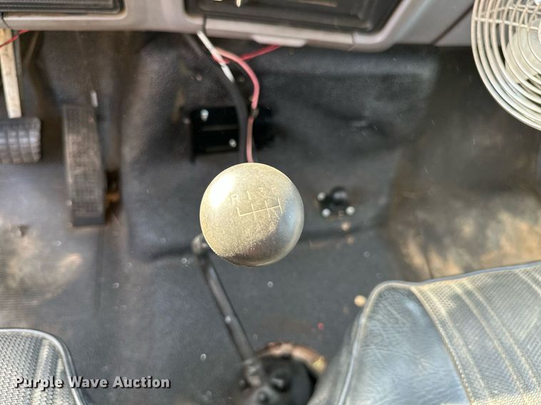 image for item ML9107 1997 Ford F800  flatbed truck