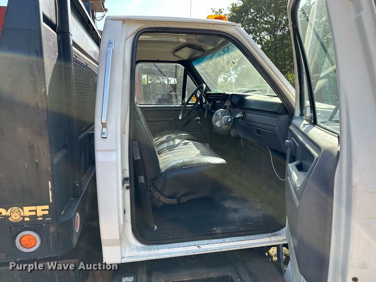 image for item ML9107 1997 Ford F800  flatbed truck