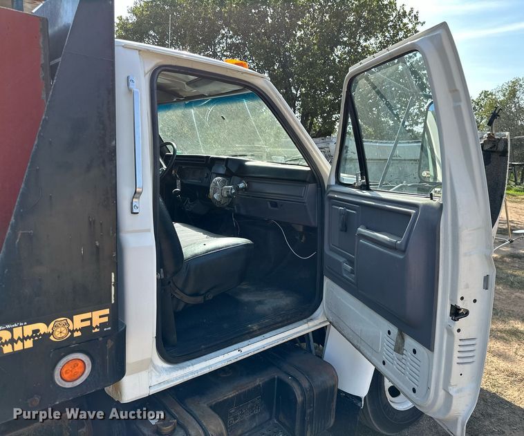 image for item ML9107 1997 Ford F800  flatbed truck