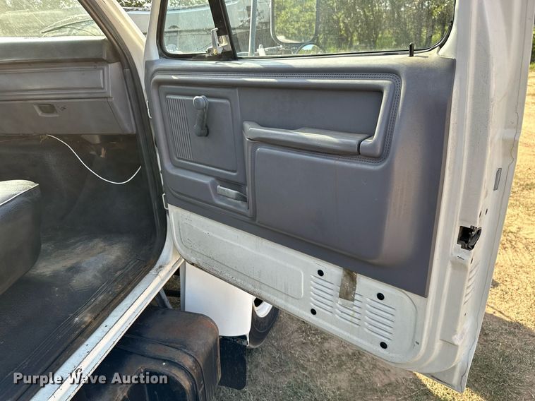 image for item ML9107 1997 Ford F800  flatbed truck