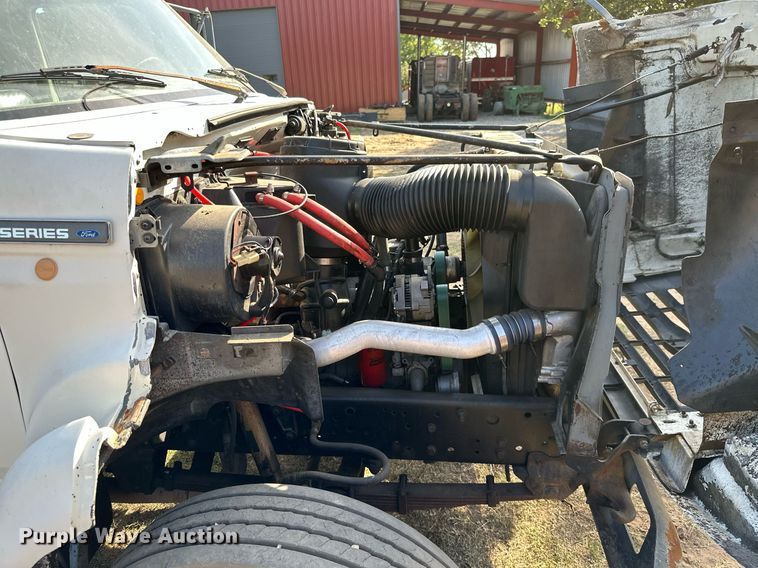 image for item ML9107 1997 Ford F800  flatbed truck