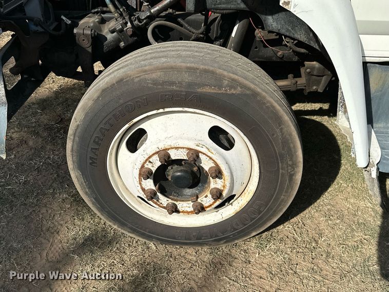 image for item ML9107 1997 Ford F800  flatbed truck