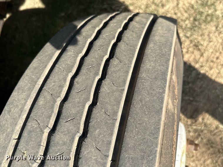 image for item ML9107 1997 Ford F800  flatbed truck