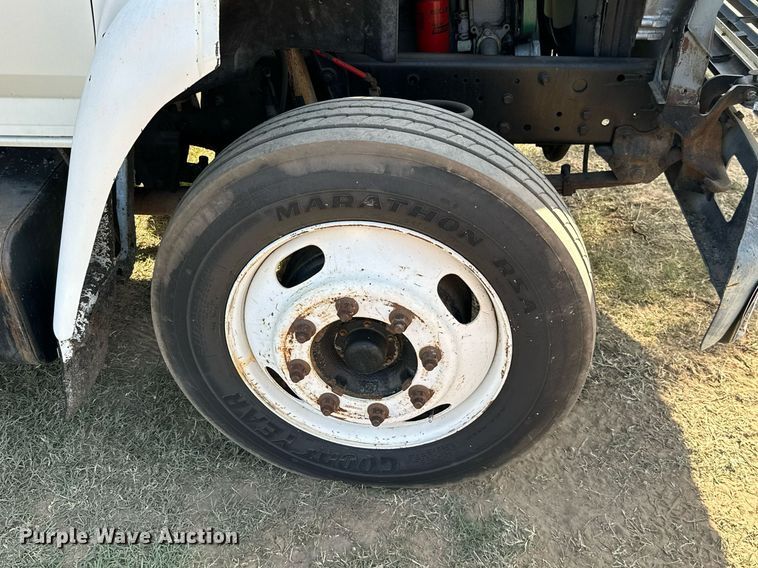 image for item ML9107 1997 Ford F800  flatbed truck