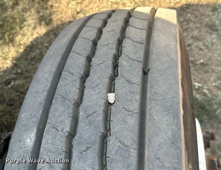 image for item ML9107 1997 Ford F800  flatbed truck