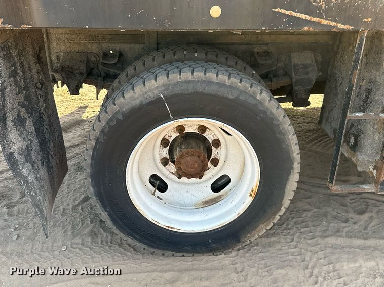 image for item ML9107 1997 Ford F800  flatbed truck