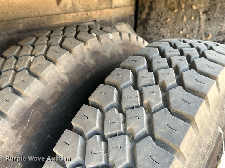 image for item ML9107 1997 Ford F800  flatbed truck