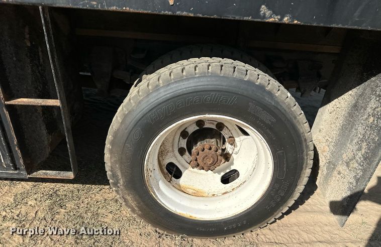 image for item ML9107 1997 Ford F800  flatbed truck