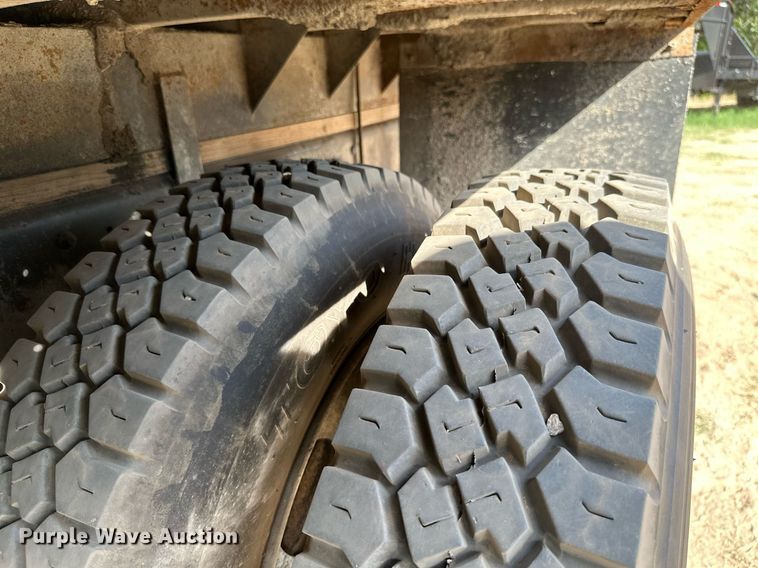 image for item ML9107 1997 Ford F800  flatbed truck