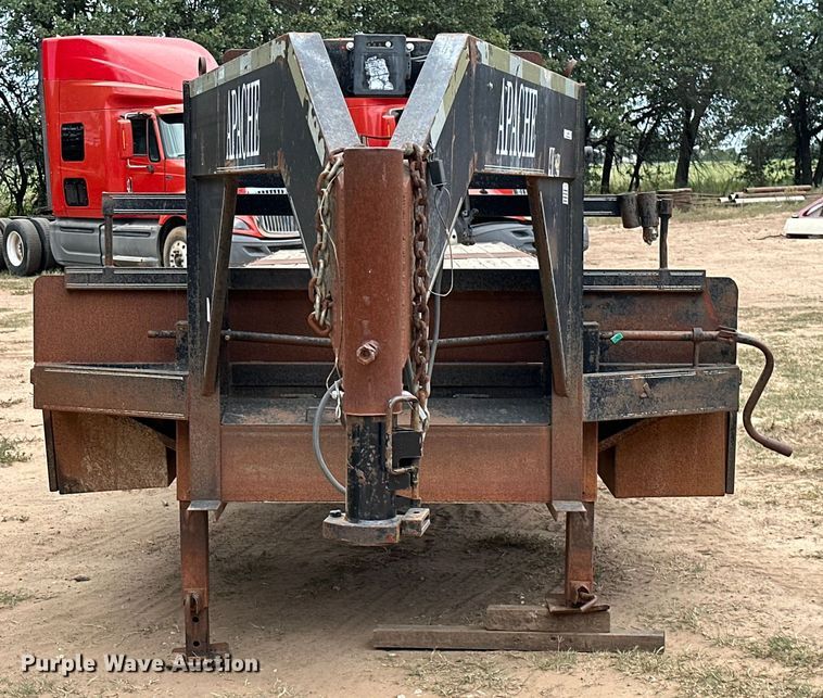 image for item ML9109 2005 Apache  flatbed trailer
