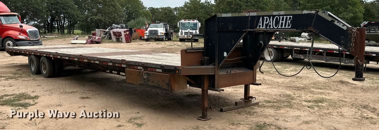 image for item ML9109 2005 Apache  flatbed trailer