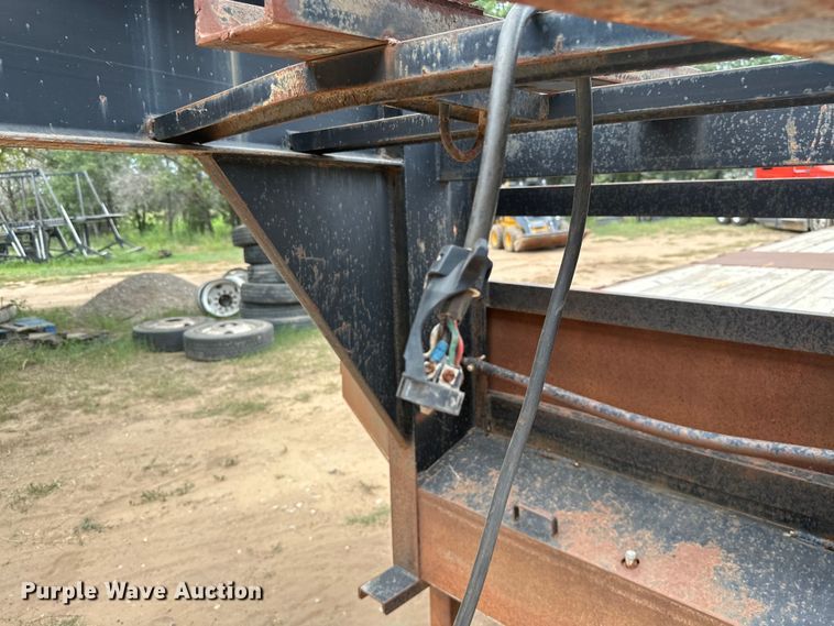 image for item ML9109 2005 Apache  flatbed trailer