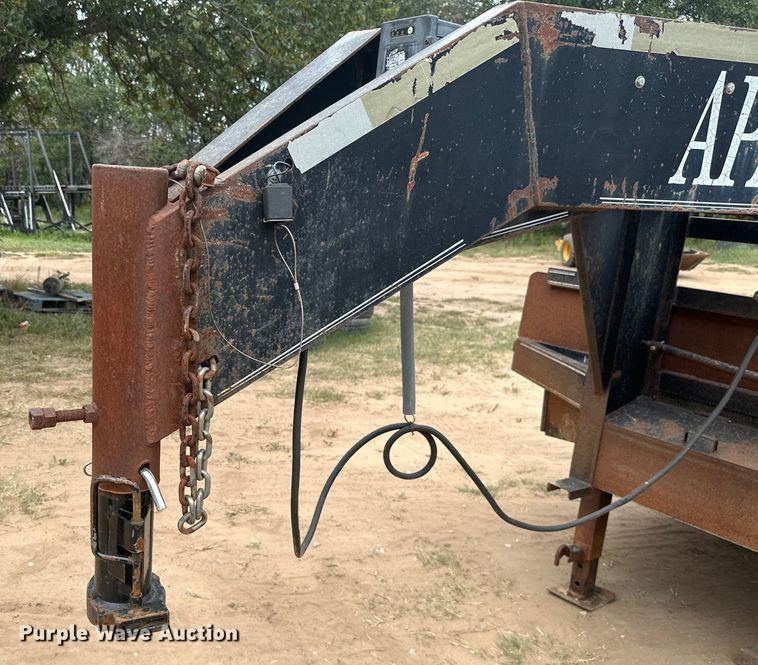 image for item ML9109 2005 Apache  flatbed trailer