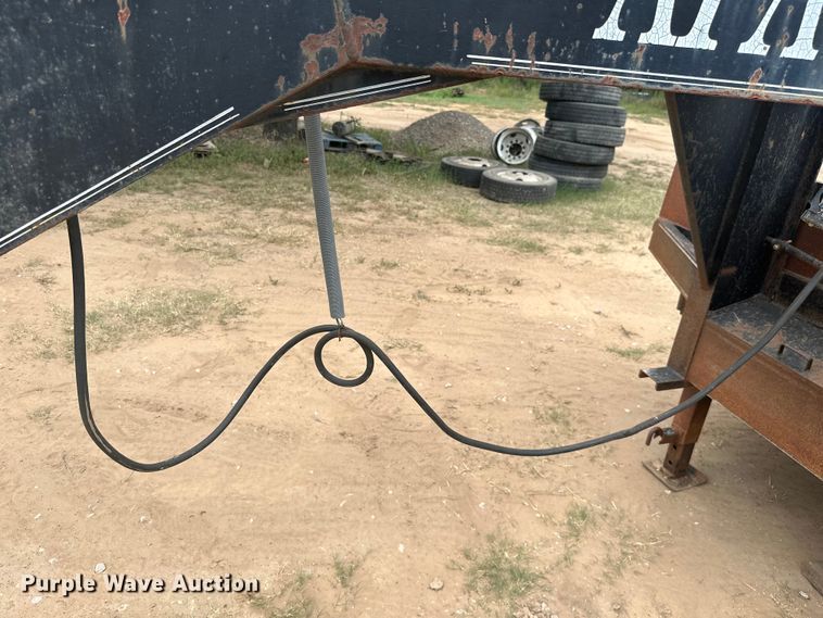 image for item ML9109 2005 Apache  flatbed trailer