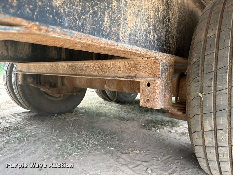 image for item ML9109 2005 Apache  flatbed trailer