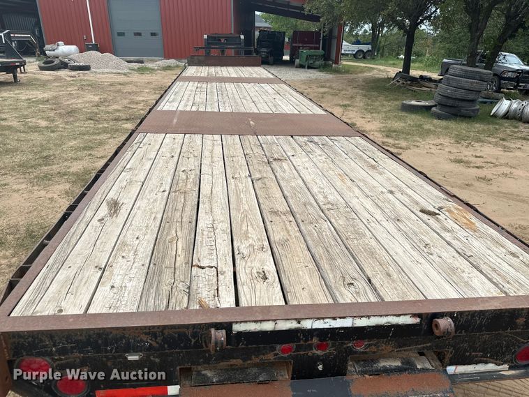 image for item ML9109 2005 Apache  flatbed trailer