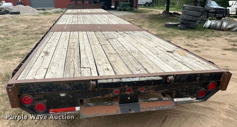 image for item ML9109 2005 Apache  flatbed trailer
