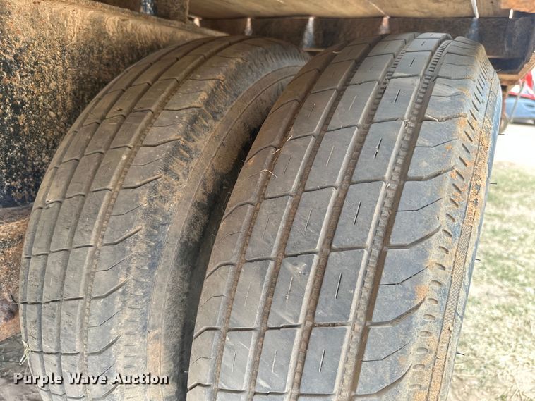 image for item ML9109 2005 Apache  flatbed trailer