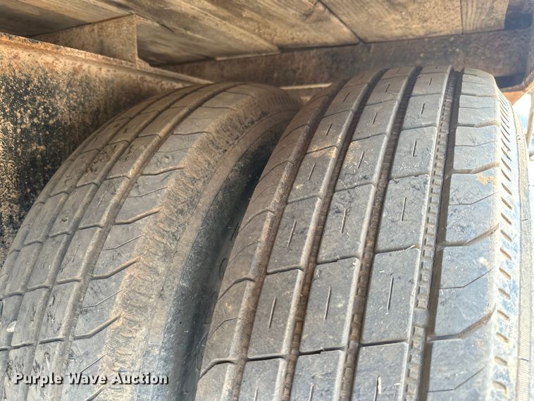 image for item ML9109 2005 Apache  flatbed trailer