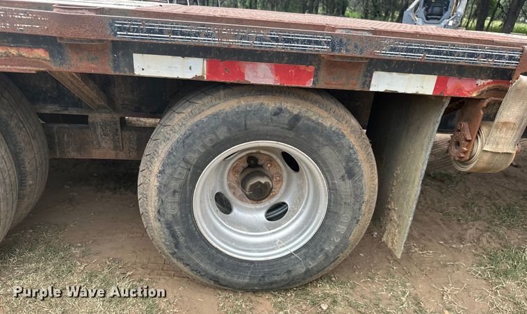 image for item ML9109 2005 Apache  flatbed trailer