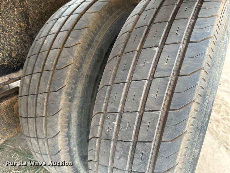 image for item ML9109 2005 Apache  flatbed trailer