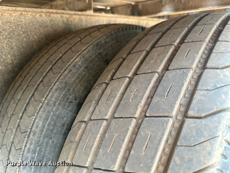 image for item ML9109 2005 Apache  flatbed trailer