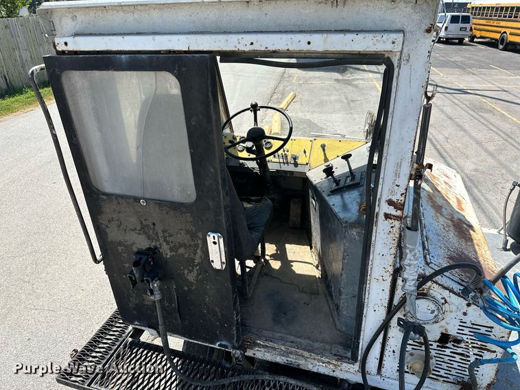 image for item ML9117 1985 Ottowa YT30  yard truck