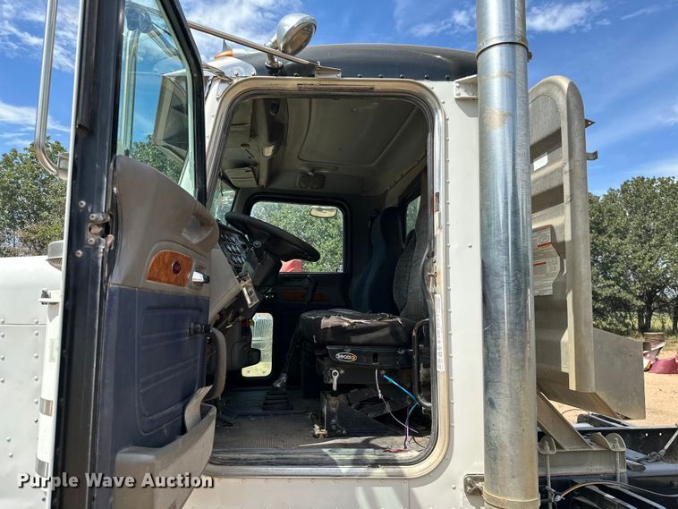 image for item ML9120 2006 Peterbilt 379  semi truck