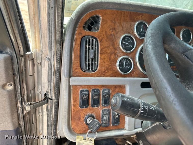 image for item ML9120 2006 Peterbilt 379  semi truck
