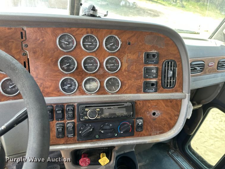 image for item ML9120 2006 Peterbilt 379  semi truck